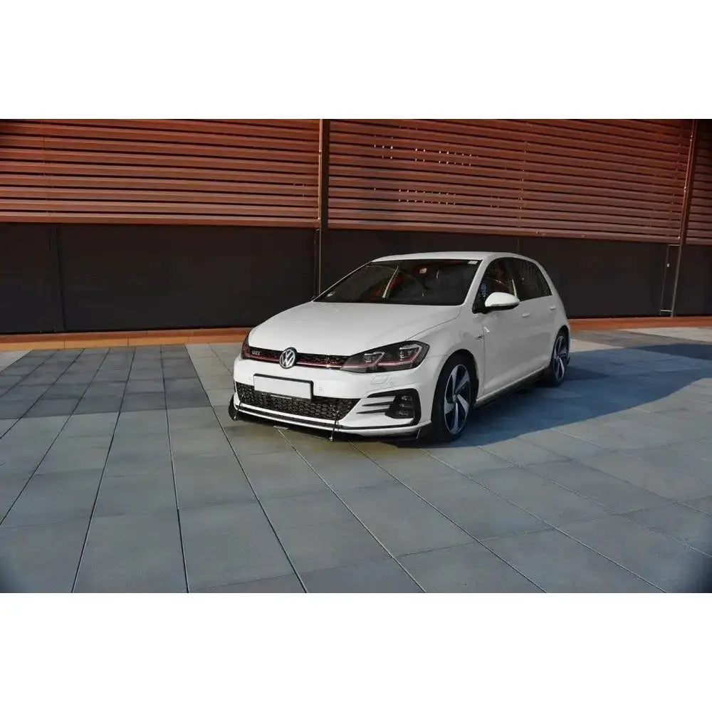Frontleppe på VW Golf VII GTI Facelift Racing V.2 sett skrått forfra med sorte og røde detaljer.