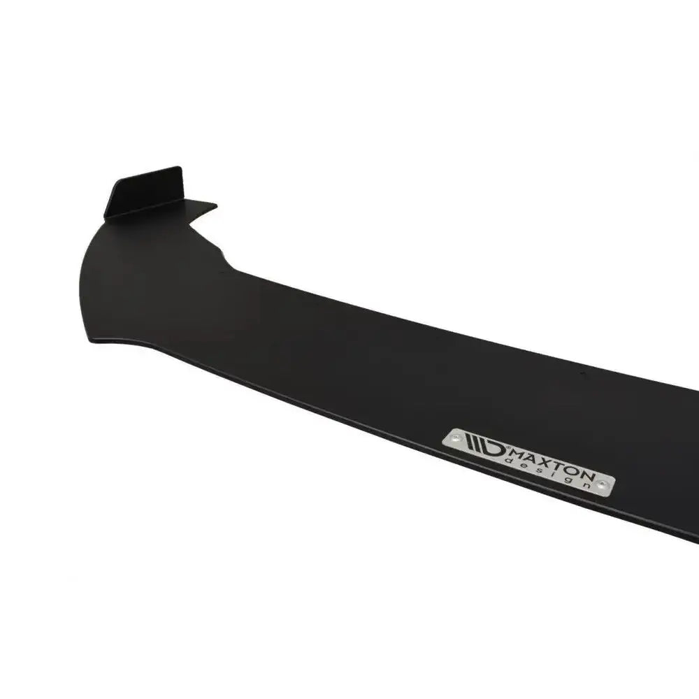 Front splitter VW Golf VII GTI Facelift Racing V.2 i matt svart plast, skrå vinkel, metallmerke synlig.