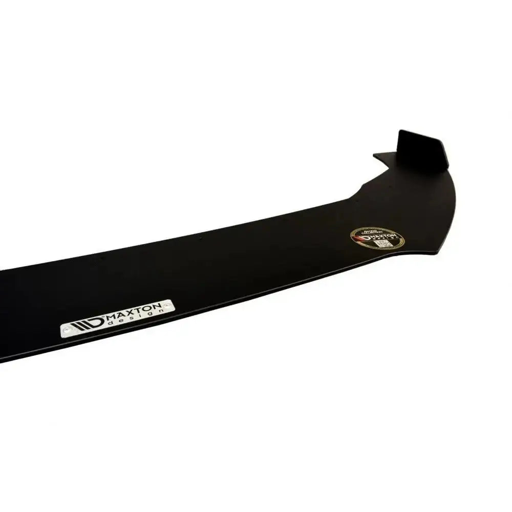 Front lip til VW Golf VII GTI Facelift Racing V.2 i svart plast, nærbilde med metallplate og etikett.