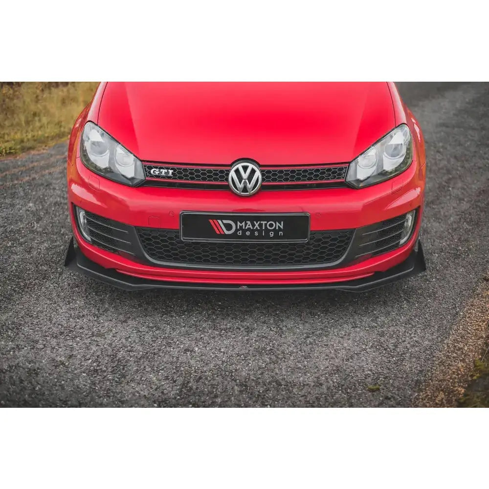 Spoiler på rød Volkswagen Golf GTI MK6 med svart frontsplitter og Maxton Design-logo foran.