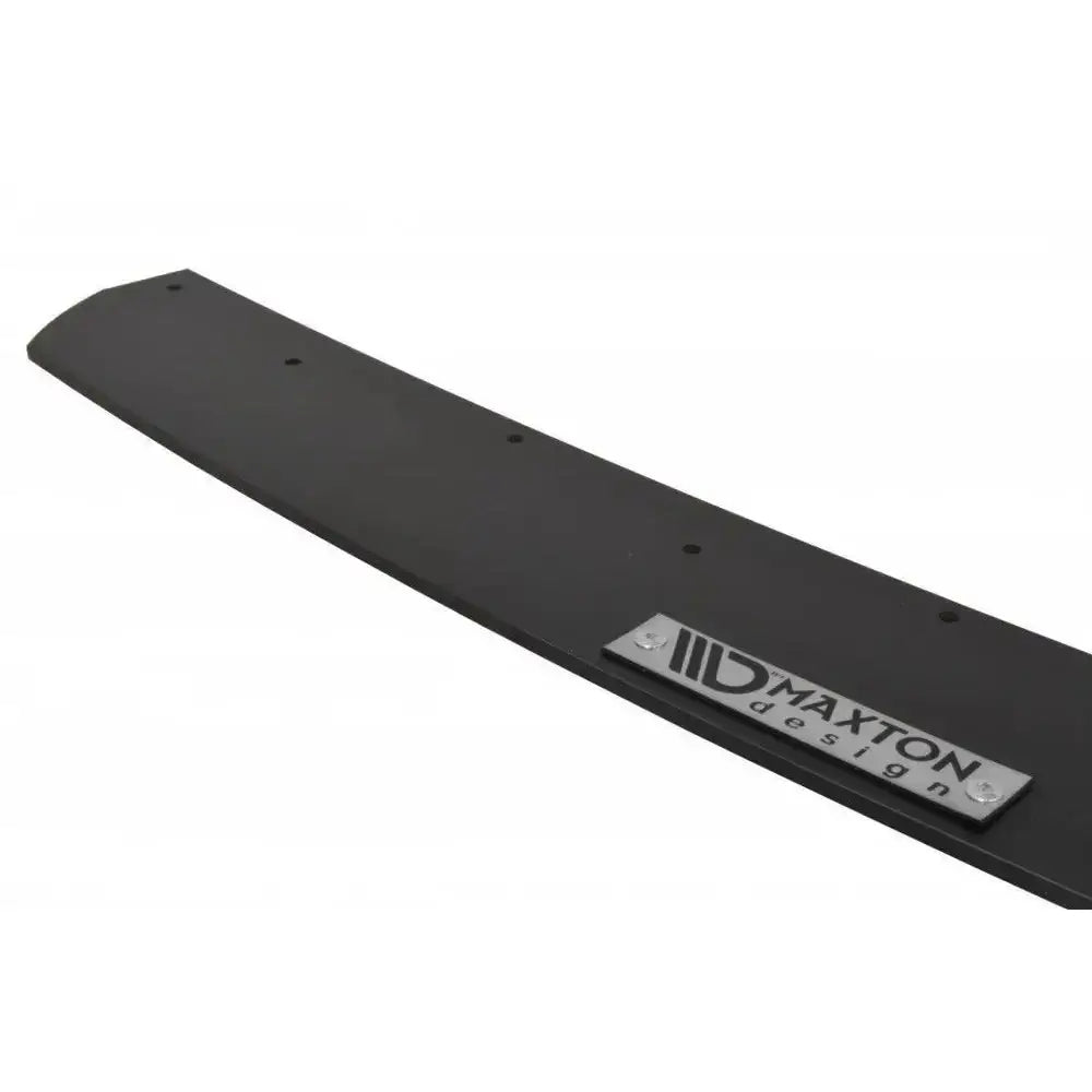 Frontspoiler til Ford Focus 3 ST V.3 i svart plast med Maxton Design metallskilt sett skrått.