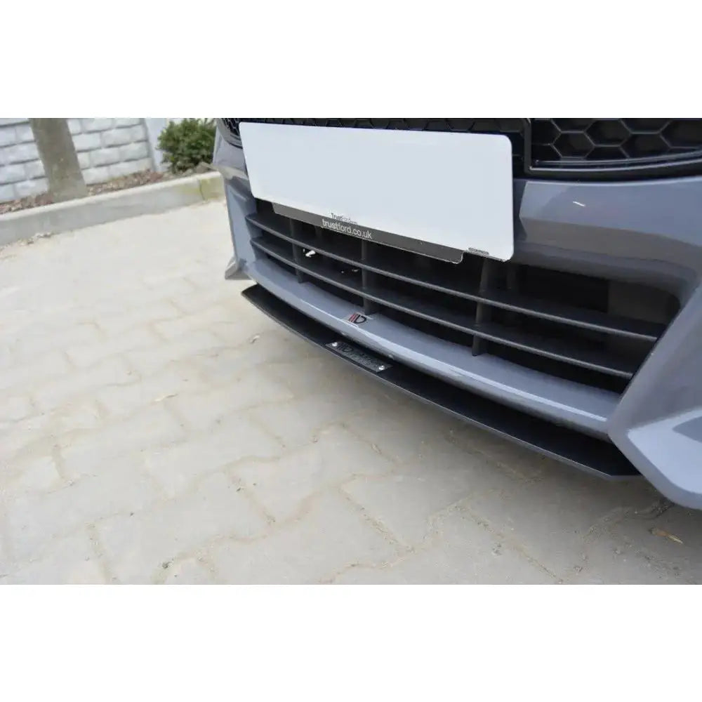 Spoiler til Ford Focus 3 ST Racing V.3 montert foran på grå bil med synlig logo.