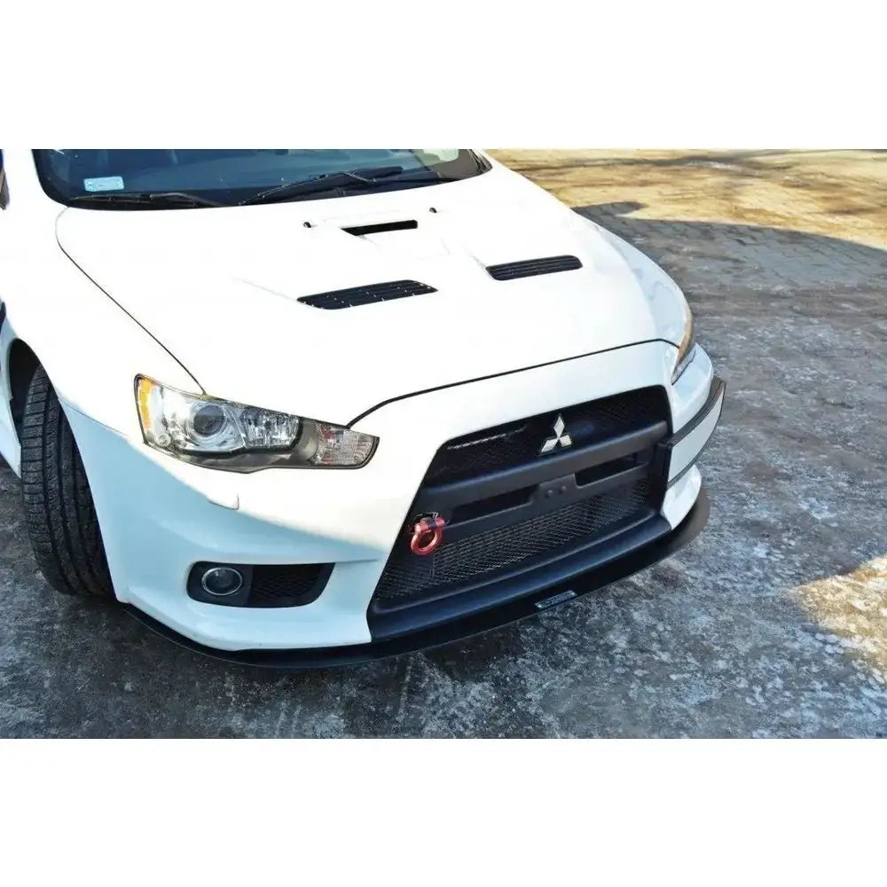 Spoiler til Mitsubishi Lancer Evo X V.3 montert på hvit bil med svart støtfanger og rød tauekrok.