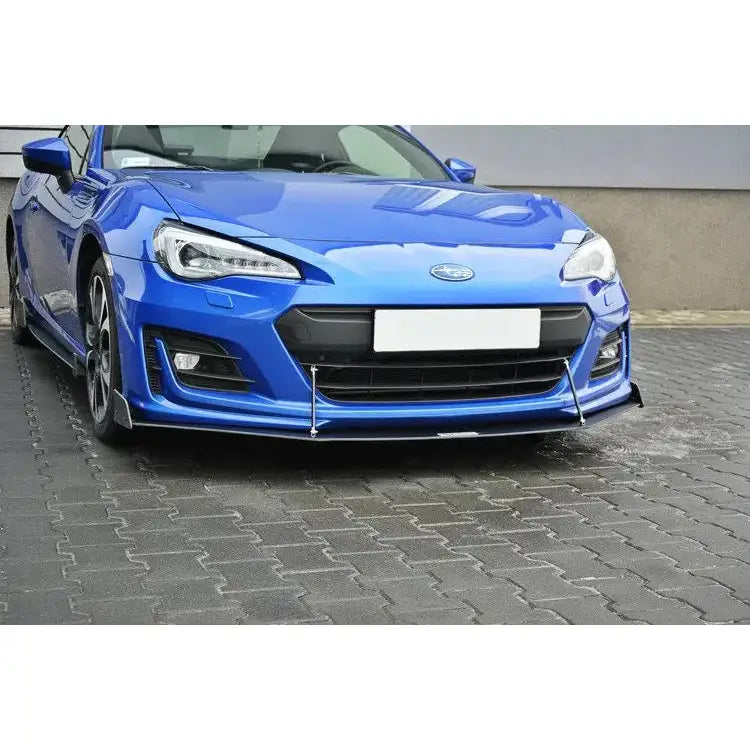 Frontleppe på Subaru Brz Facelift Racing V.4 med svart splitter og sølvfargede stag foran.