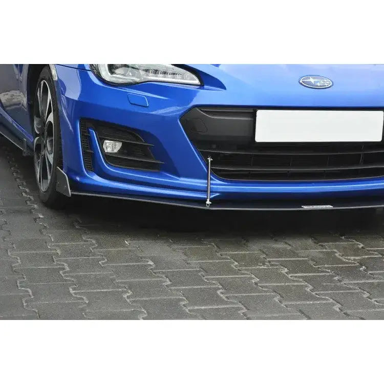 Spoiler på Subaru Brz Facelift Racing V.4 med blank plast og sølvfargede støttearmer sett skrått forfra.