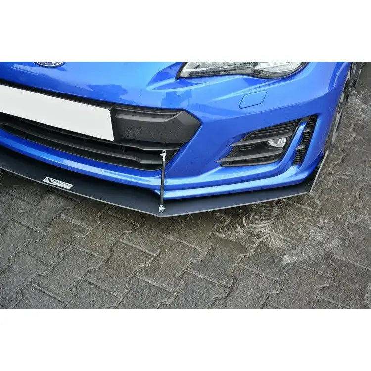 Front splitter på Subaru Brz Facelift Racing V.4, sort plast med metallstenger, nærbilde av front på blå bil.