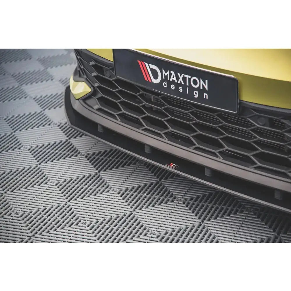 Front splitter for Volkswagen Golf 8 GTI Clubsport, sort blank plast montert under grillen.