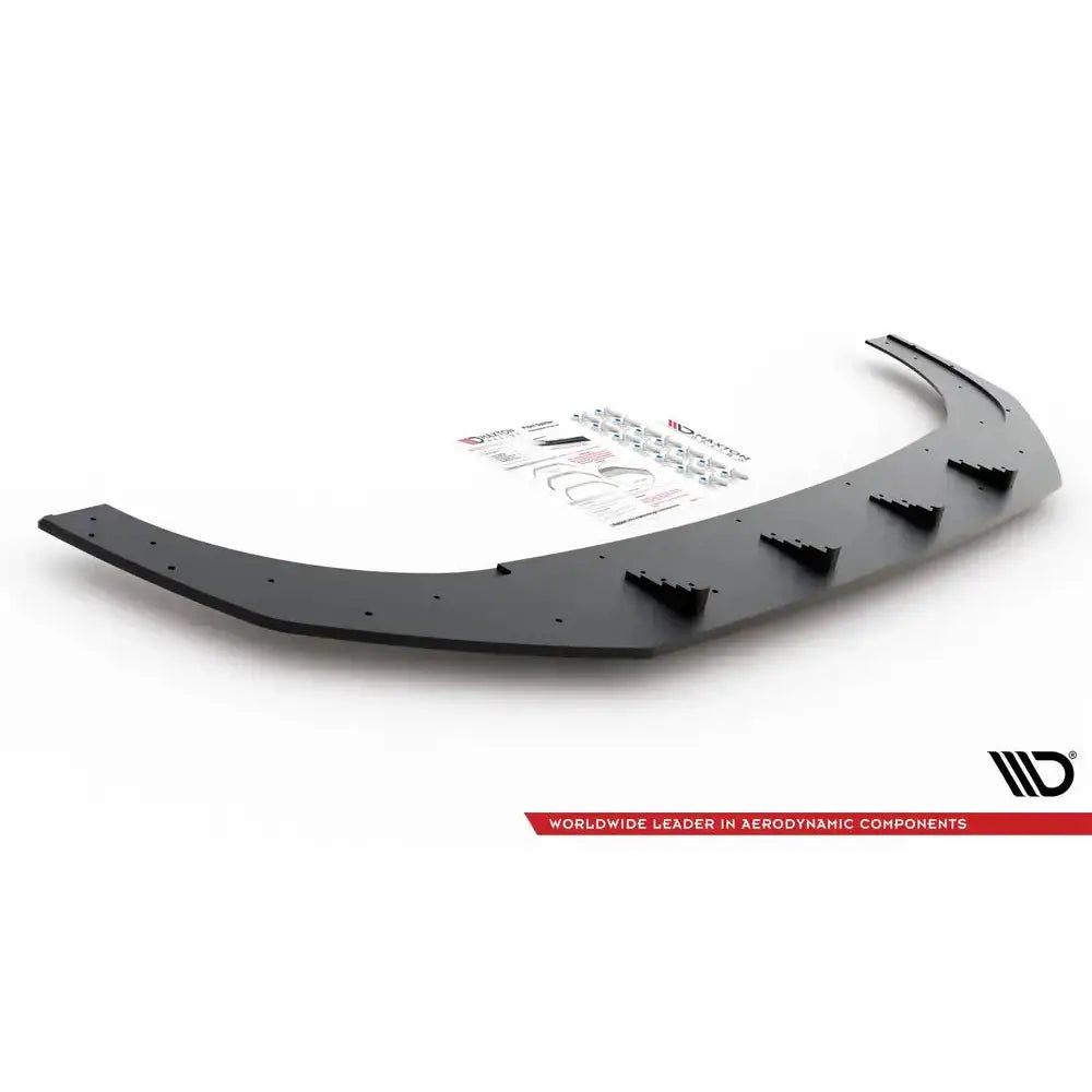 Front lip til Volkswagen Golf 8 GTI Clubsport med vertikale finner og festedeler, sett fra skrå vinkel.