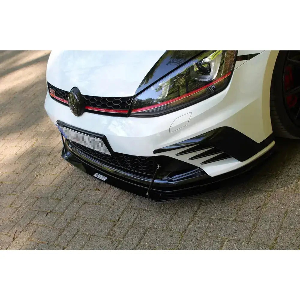 Frontspoiler Street Pro på hvit VW Golf VII GTI Clubsport med sort og rød grill, sett fra skrå vinkel.