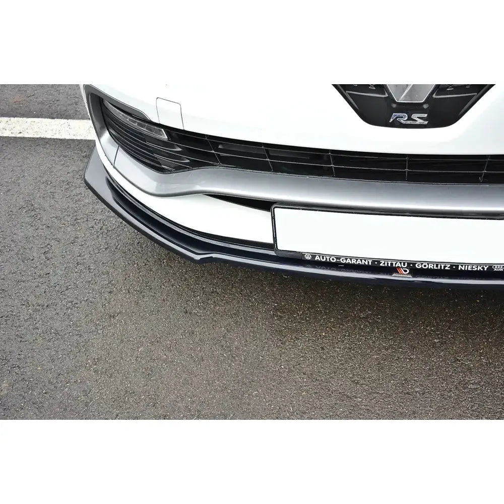 Front splitter til Renault Clio Mk4 RS i sort plast under støtfanger med hvit RS-logo synlig.