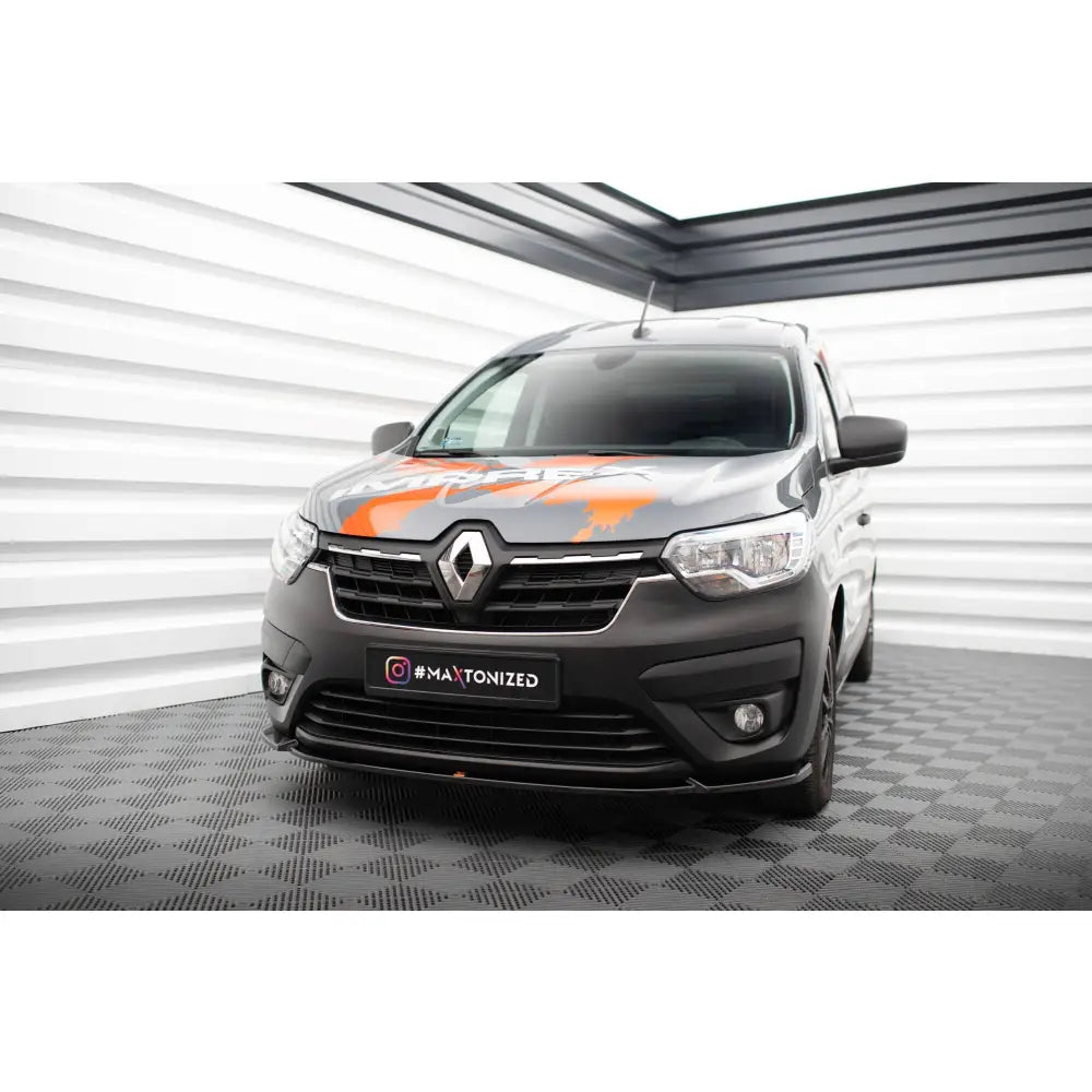 Frontleppe på Renault Express Mk2 med oransje dekor, sett forfra fra venstre i lyst rom.