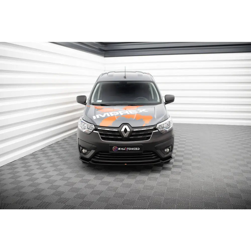 Front splitter på Renault Express Mk2 sett forfra med oransje og hvit dekor på panseret.