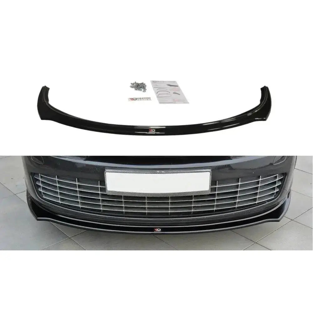 Frontspoiler til Renault Laguna MK 3 Coupe i blank sort plast, vist med monteringsutstyr og montert på bil.