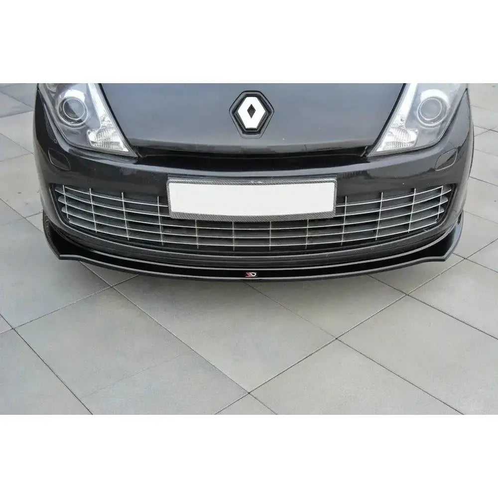 Front splitter på Renault Laguna MK 3 Coupe med sort spoiler og sølvfarget grill, sett skrått ovenfra.