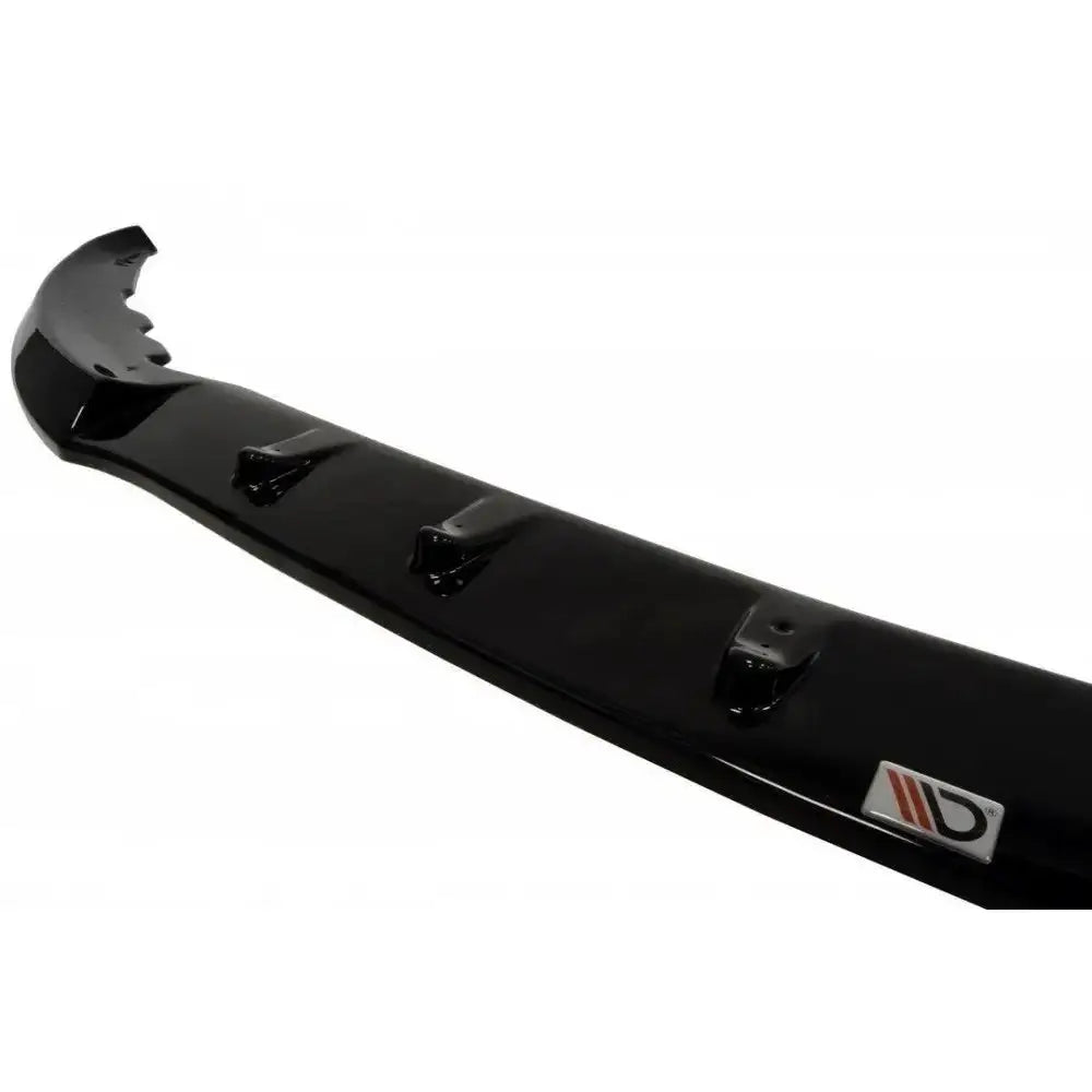 Front splitter Renault Master Mk3 sort spoiler med tre profiler og logoetikett, sett fra skrå vinkel.