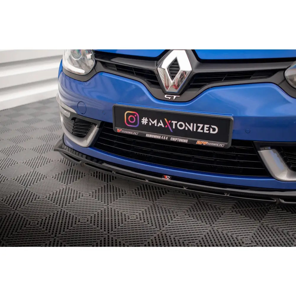 Front splitter på Renault Megane GT Line Grandtour Mk3, sort plast foran blå bil med sølvdetaljer.