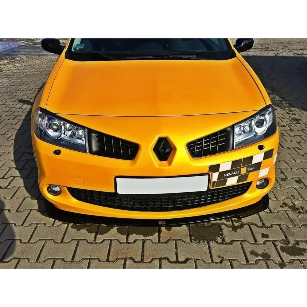Frontleppe på Renault Megane II Rs facelift, gul bil med svarte detaljer og sjakkmønster på støtfangeren.