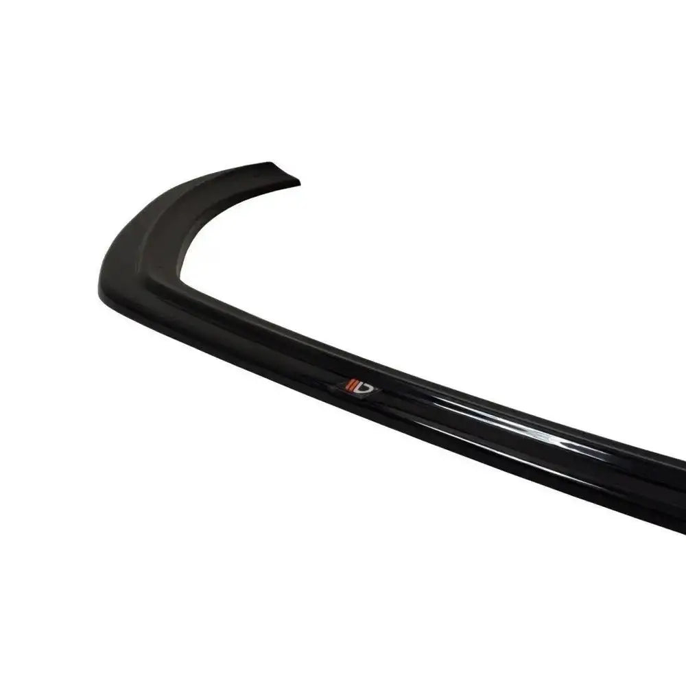 Front lip til Renault Talisman V.1 i svart, blank finish med logo-detalj, sett i skrå vinkel.