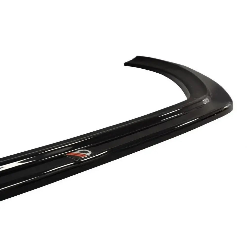 Frontspoiler til Renault Talisman V.1 i sort blank plast med rød og hvit detalj, sett fra skrå vinkel.