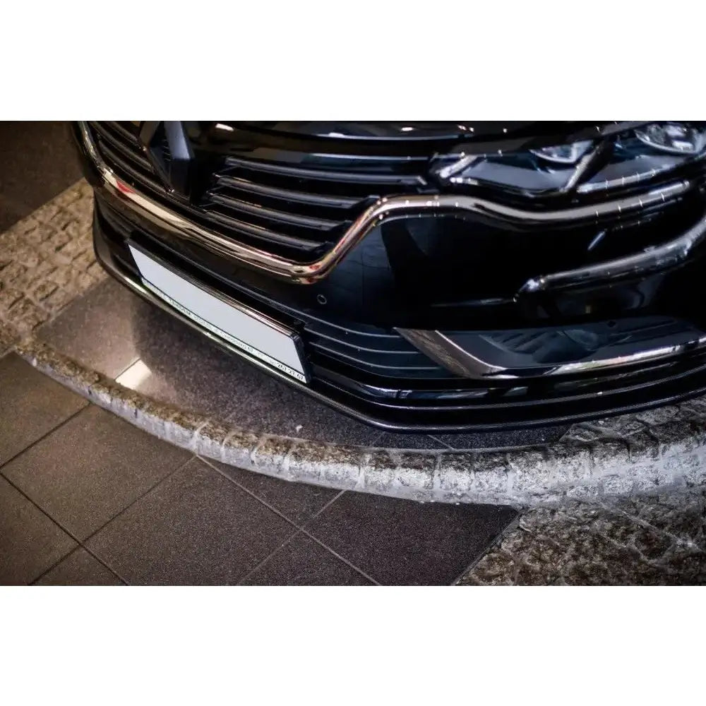 Front splitter Renault Talisman V.1 på sort bil med kromdetaljer, skrå vinkel mot høy kantstein.