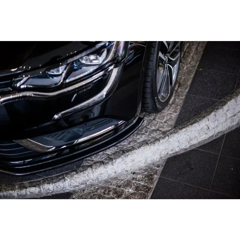 Front lip på Renault Talisman V.1, nærbilde fra siden med kromdetaljer ved lys grå kantstein.