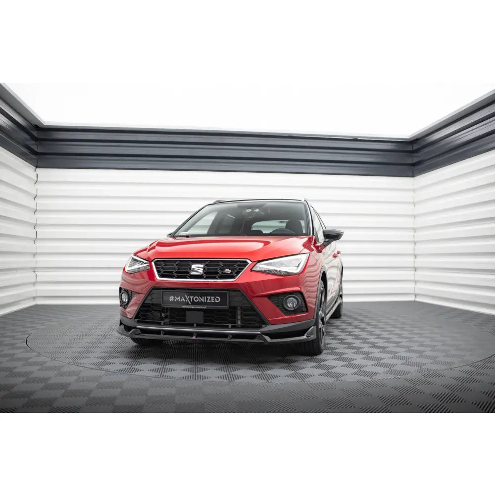 Frontleppe på rød Seat Arona FR Mk1 SUV sett forfra med svart grill og sporty detaljer.