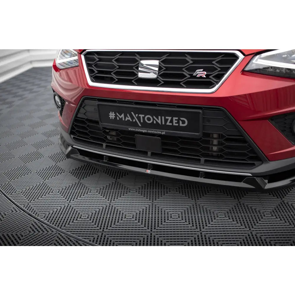 Spoiler til Seat Arona FR Mk1 i blank sort plast, sett skrått forfra med FR-emblem.