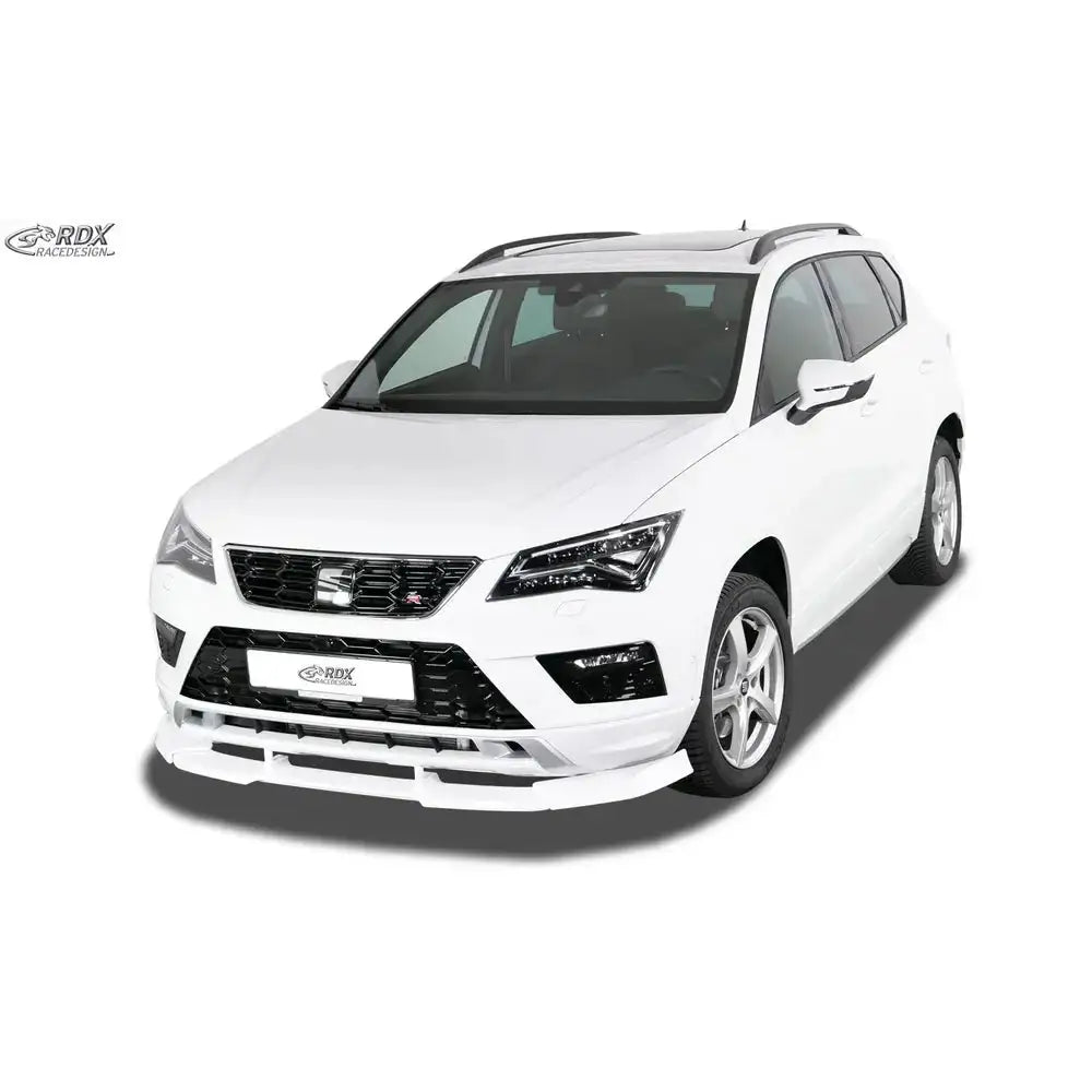 Frontleppe på hvit Seat Ateca FR 16- Vario X sett forfra med sorte detaljer og takrails.