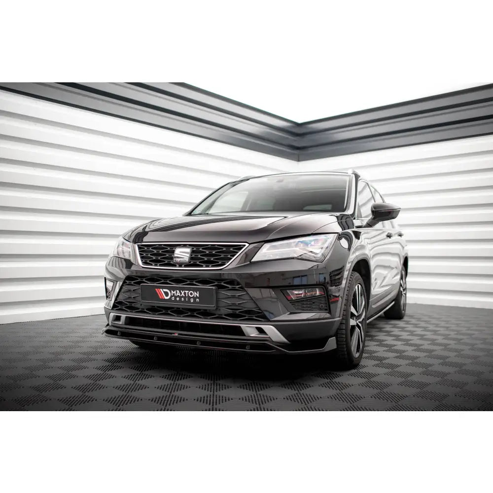 Frontleppe på Seat Ateca Mk1 med blank svart lakk og Maxton Design-logo, fotografert skrått forfra.