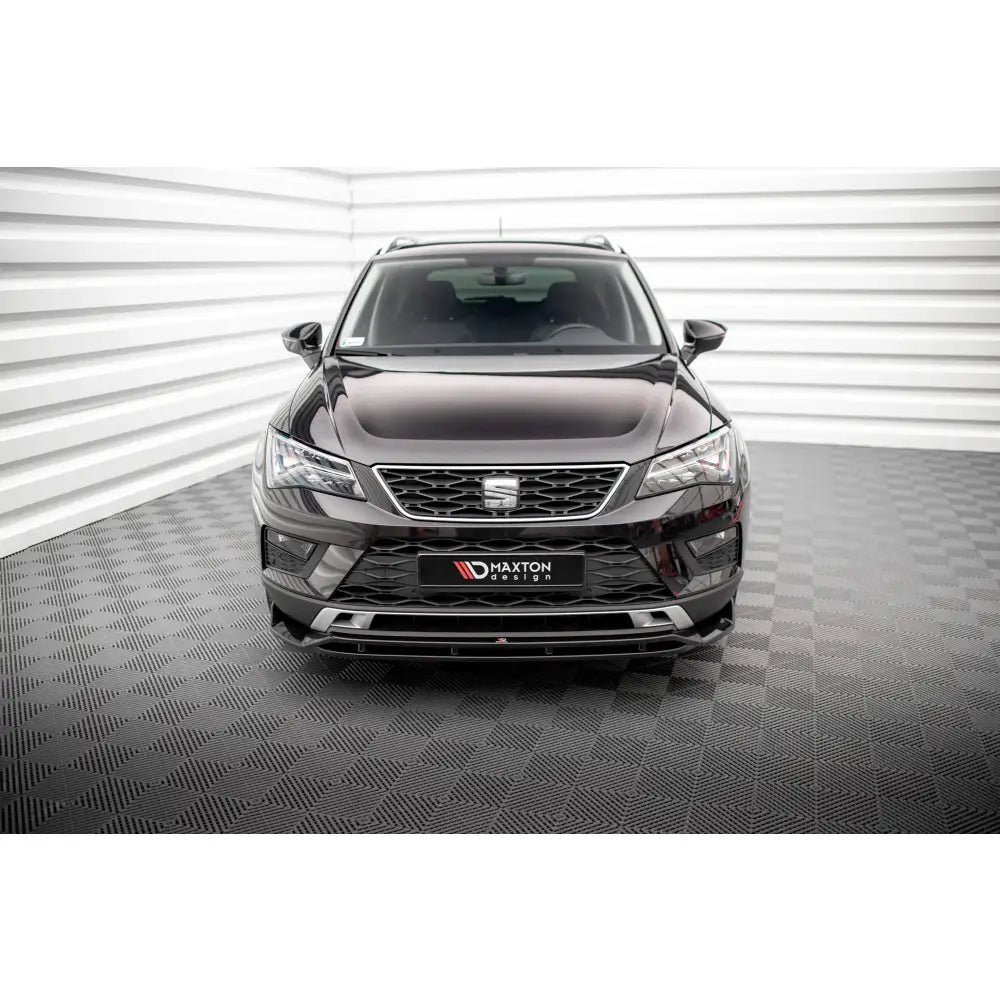 Front splitter på Seat Ateca Mk1 SUV sett forfra med kromgrill og Maxton Design-skilt i lyst industrilokale.