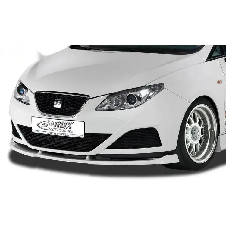 Frontspoiler Seat Ibiza 08-12 med svart plastfrontleppe, hvit bil, sølvfelger og doble frontlykter.