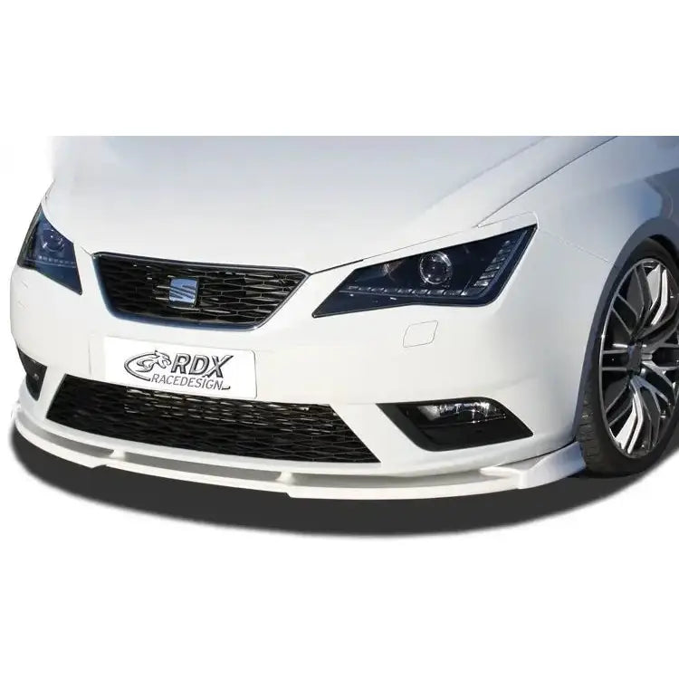 Frontleppe Seat Ibiza 12-17 med hvit frontsplitter, sort grill og stilrene frontlykter sett skrått forfra.