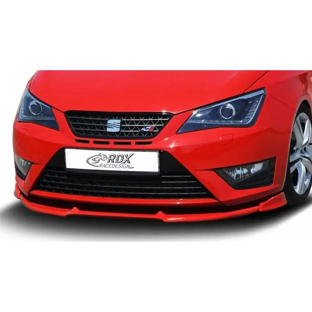 Frontspoiler Seat Ibiza 6J Cupra rød, sett forfra med sportslig grill og markerte frontlykter.