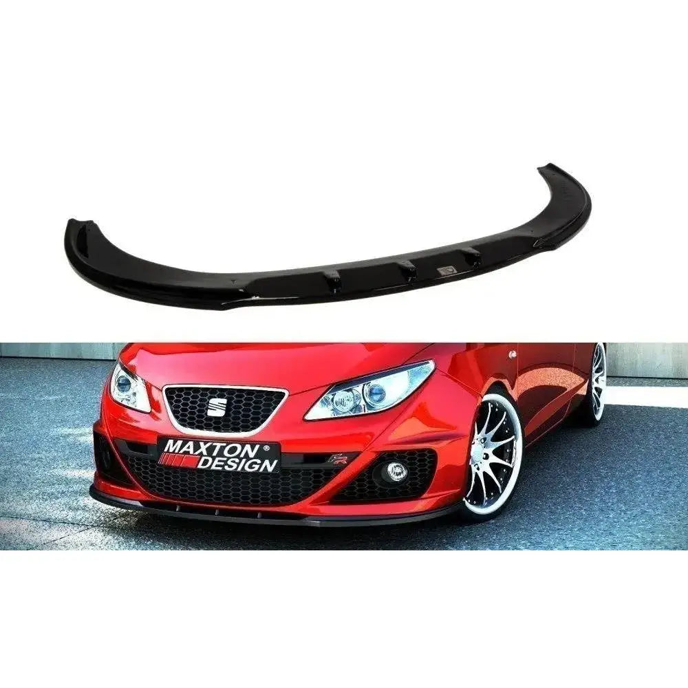 Frontleppe Seat Ibiza IV FR 6J, svart plastspoiler med luftkanaler montert på rød bil forfra.