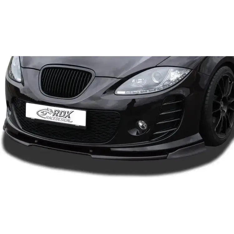 Frontspoiler Seat Leon 09-13 Facelift med aerodynamikk-kit, sett rett forfra mot lys bakgrunn.