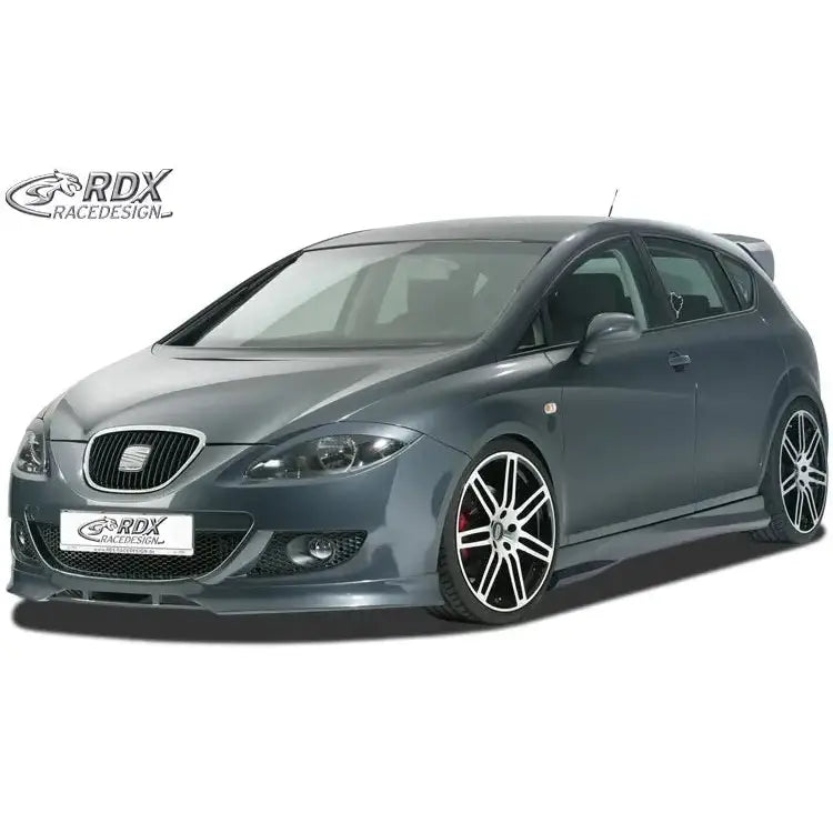 Front splitter på Seat Leon 1P 05-09 med grå lakk, svarte felger og tonede ruter.