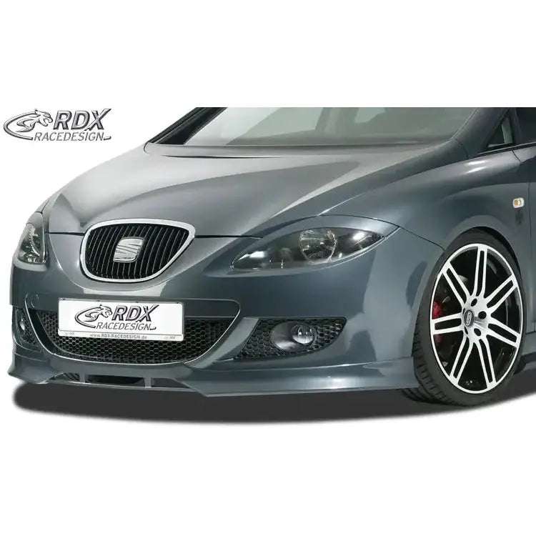 Front lip på Seat Leon 1P 05-09 med sportslig frontspoiler, svarte felger og RDX Racedesign-logo.