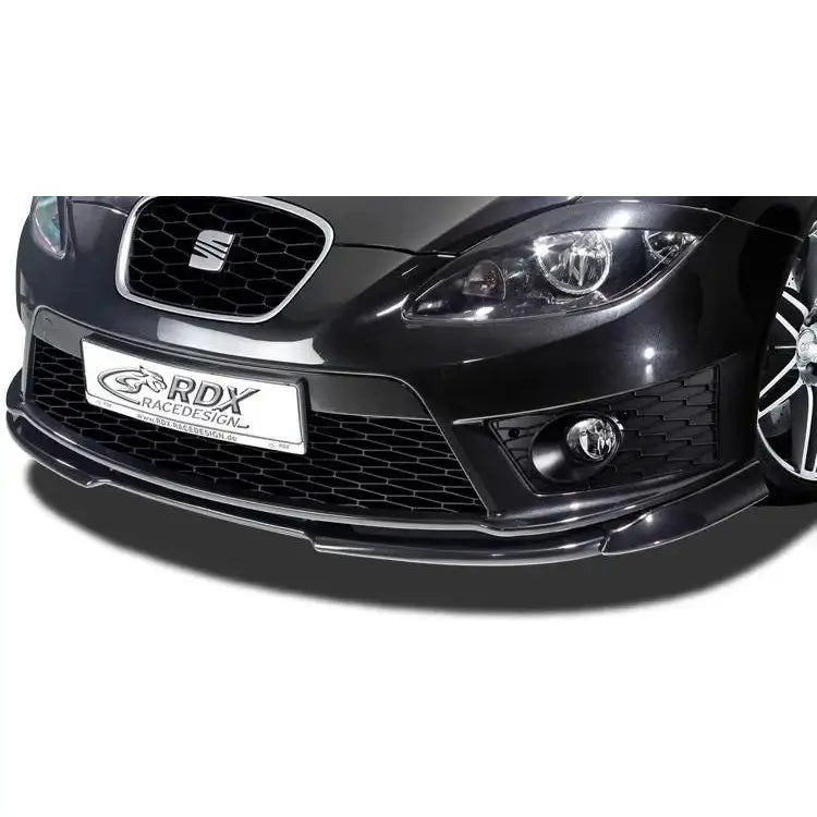 Frontspoiler til Seat Leon 1P Facelift 09-, sort glanset plast, montert på bilfront med grill og felg.