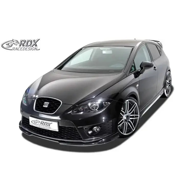 Spoiler til Seat Leon 1P Facelift 09- FR/Cupra, svart bil skrått forfra med sportslig frontspoiler.