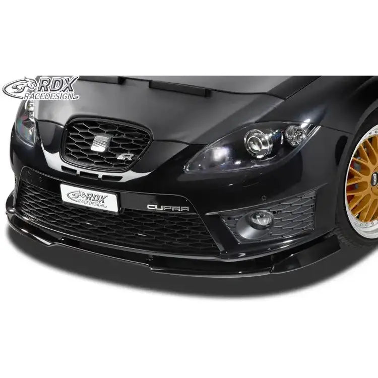 Front lip på Seat Leon 1P Facelift med sort frontleppe, gylne felger og sportslig grillstruktur.