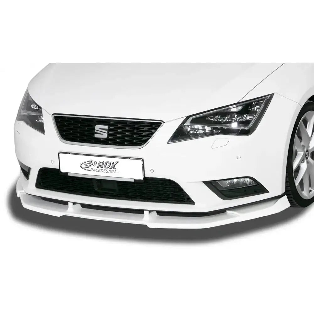 Frontspoiler Seat Leon 5F sportsbil med hvit støtfanger, frontsplitter og moderne frontlykter sett forfra.