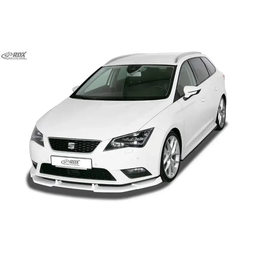 Frontleppe på Seat Leon 5F hvit personbil med store felger og markert frontspoiler, sett skrått forfra.