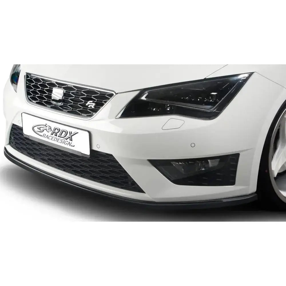 Frontspoiler til Seat Leon 5F FR/SC/ST Cupra, sort splitter synlig på hvit bilfront fra skrå vinkel.