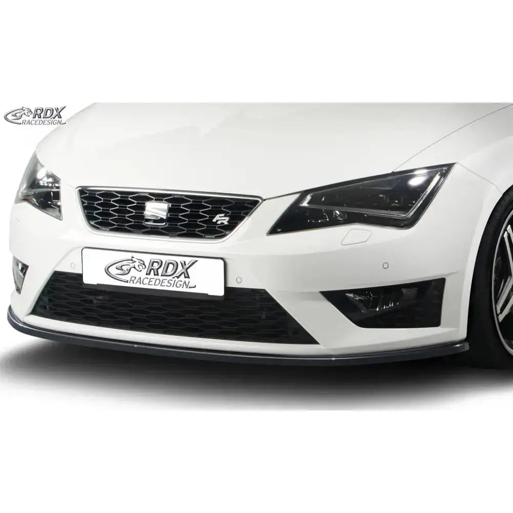 Spoiler til Seat Leon 5F FR/SC/ST Cupra, sort frontsplitter montert under hvit bils frontfanger.
