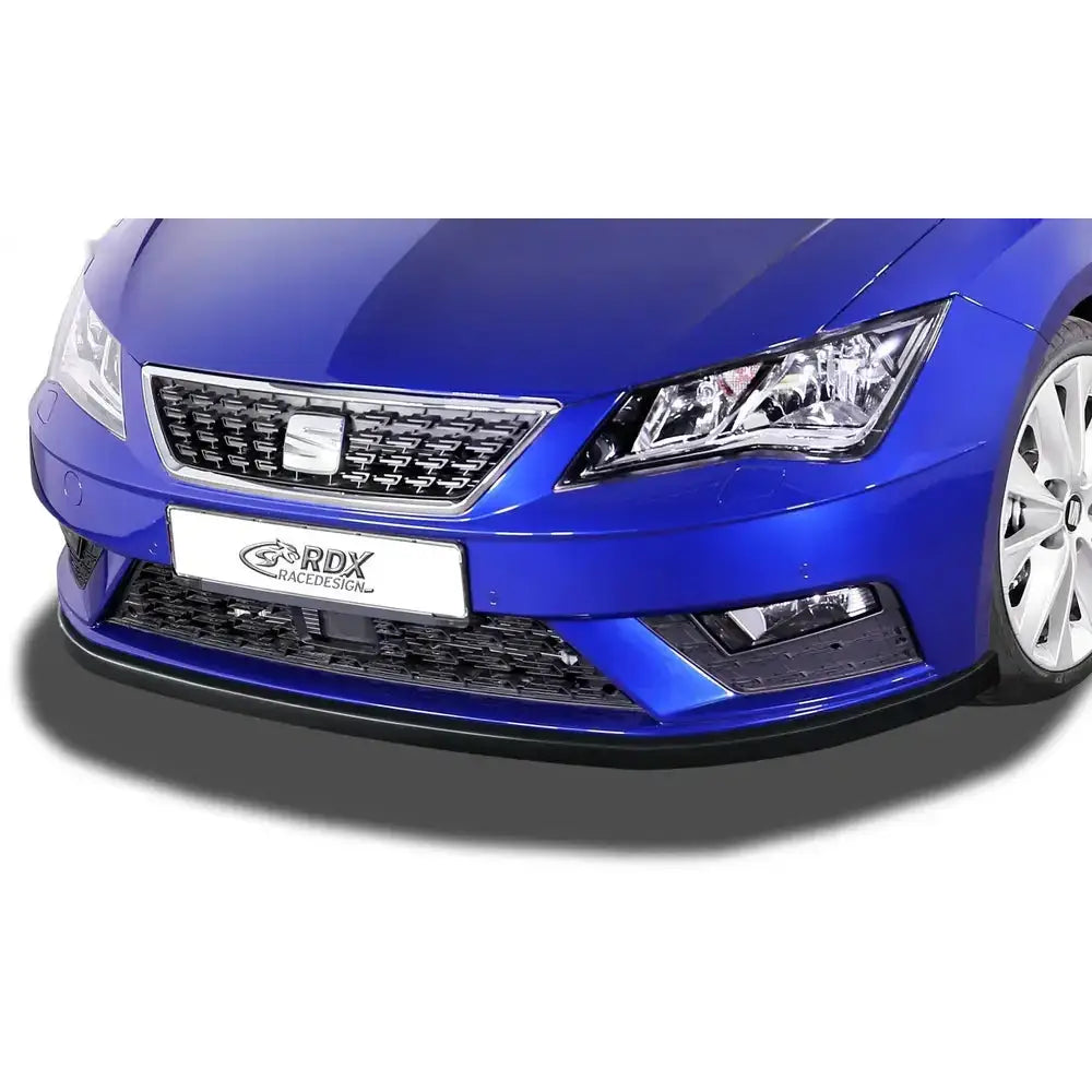 Frontspoiler montert på blå Seat Leon 5F med svarte detaljer, markante frontlykter og sølvfelger.