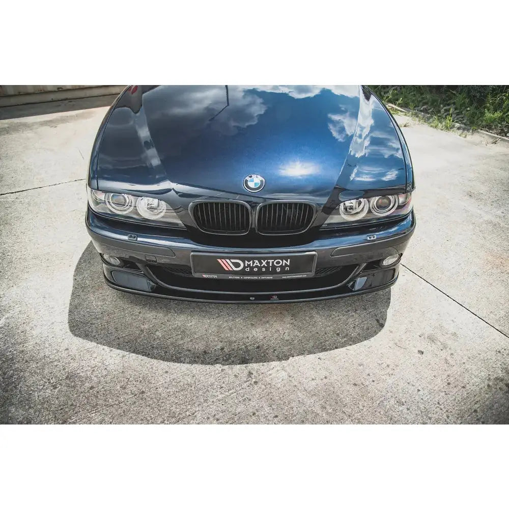 Spoiler til BMW E39 5-Serie M5 sett, montert foran med synlig grill og Maxton Design-logo.