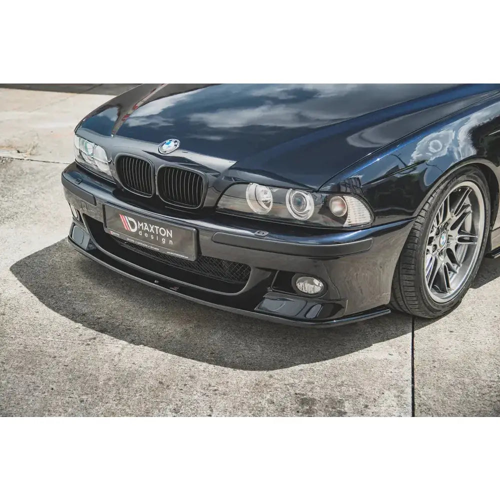 Front lip på svart BMW E39 5-Serie M5, montert foran med synlige frontlykter og refleksjoner.