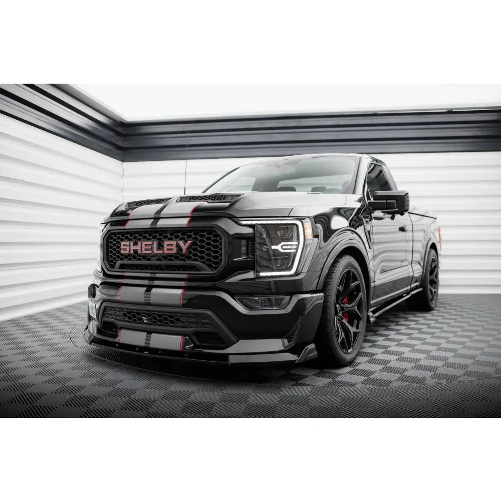 Frontleppe på Shelby F150 Super Snake pickup med røde og grå striper, sett fra front og siden.