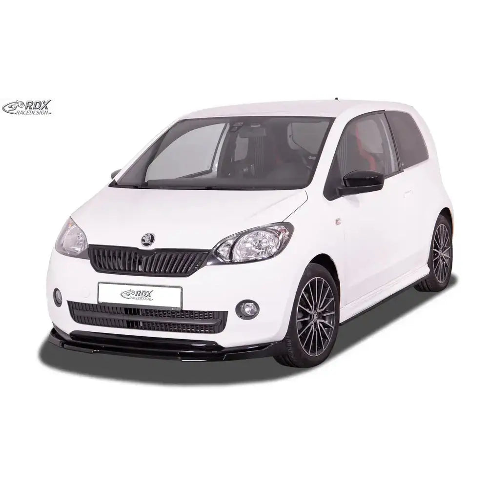 Frontleppe på Skoda Citigo 11-17, sort spoiler montert under frontfanger på hvit bil med sorte felger.