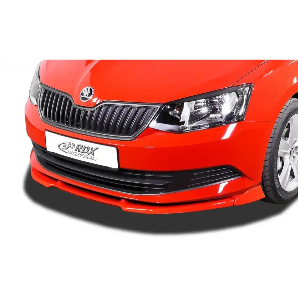 Frontspoiler på Skoda Fabia 3 (5J/NJ) 14-19, sort design under forkrommet grill, sett forfra skrått.